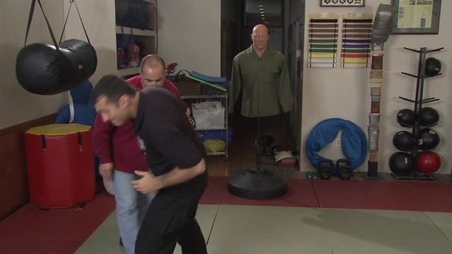 Курс самозащиты - Продвинутые методы нанесения ударов Ч 2-1 смотреть онлайн