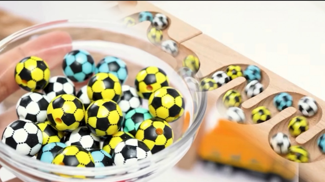 Мультики для детей и малышей. Яркие игрушечные шарики и Разноцветные машинки. Мультики залипалки смотреть онлайн