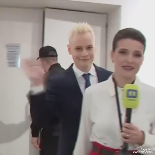 Он нам помахал.. Это так мило... И так приятно... смотреть онлайн