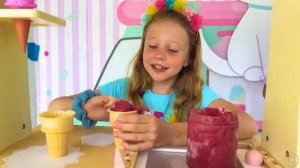 Настя учит правила пребывания в отеле для детей