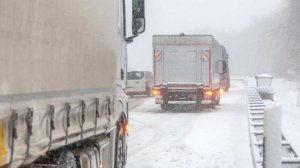 Снегопад парализовал движение на федеральной трассе "Байкал" в Бурятии