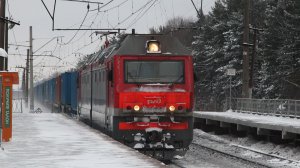 Проходящие поезда после снегопада на платформах Запутная и Заполицы Московской железной дороги