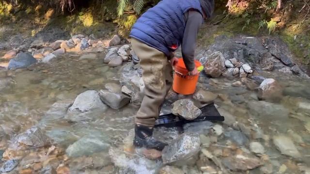 Суиашедший дед моет золота как с ума сошёл!!!! 😁 смотреть онлайн