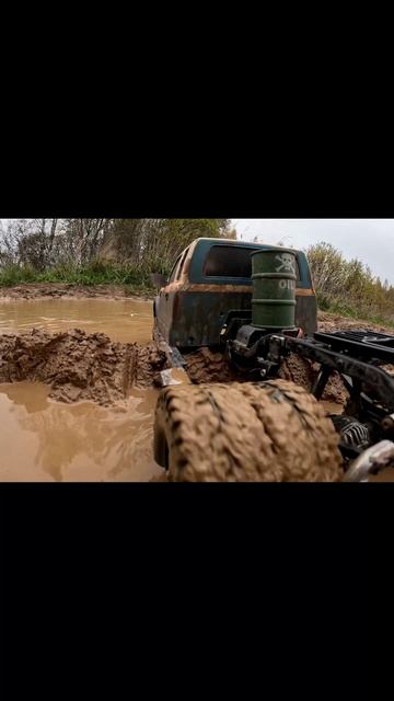 Сел на брюхо так, что даже трактор еле справился! 😮