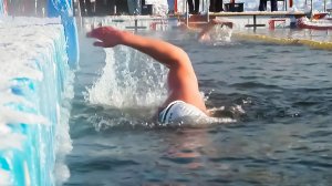 Моржи Беларуси устроили заплыв на соревнованиях по зимнему плаванию