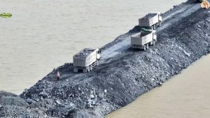 Строительство,  постройка дороги на озере , обзор