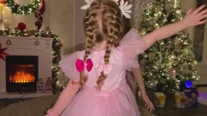 Волшебство Нового года, Каролина с подружками
