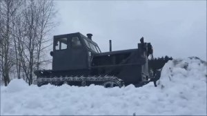 Легенды, бульдозеры Т-100 и Т-74 гребут снег. T-100 and T-74 bulldozers are rowing snow
