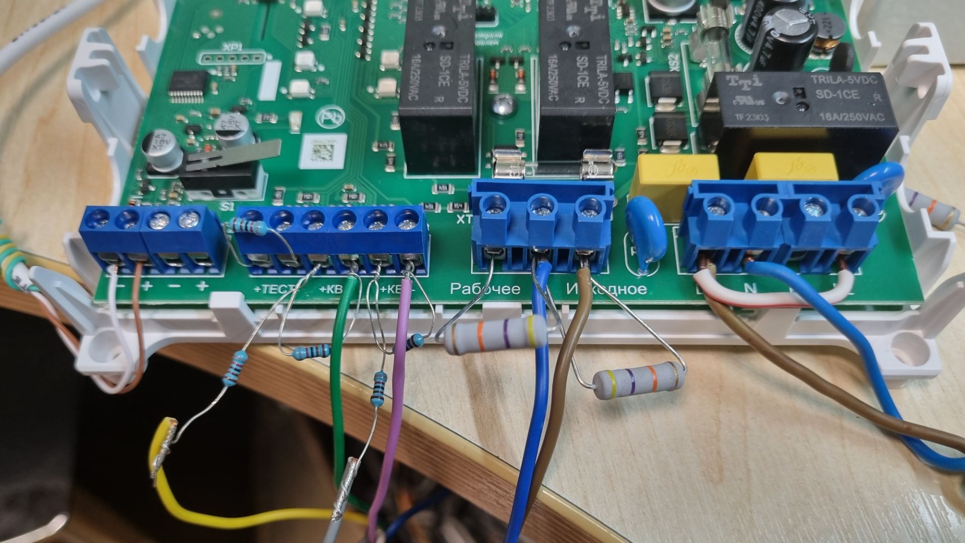 Подключение "С2000-СП4/220" к приводу управления клапанами противопожарными (нормально открытыми) смотреть онлайн