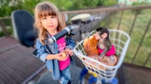 Ангелина и Люся поехали кормить рыбу, но решили ВСЁ СЪЕСТЬ САМИМ)