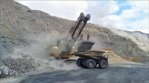 110 Тонн в ковше - Крупногабаритные экскаваторные машины загружают самосвалы