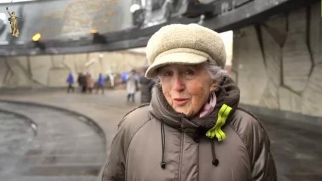 В Петербурге возложили цветы к Монументу героическим защитникам Ленинграда в честь 83-й годовщины... смотреть онлайн