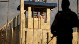 Требуют кондиционер: заключенные захватили 46 заложников в тюрьмах Гватемалы