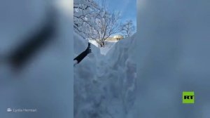 سكان كامتشاتكا يقفزون من النوافذ إلى أكوام الثلج الهائلة في تحدى خطير على خلفية أسوأ عاصفة ثلجية