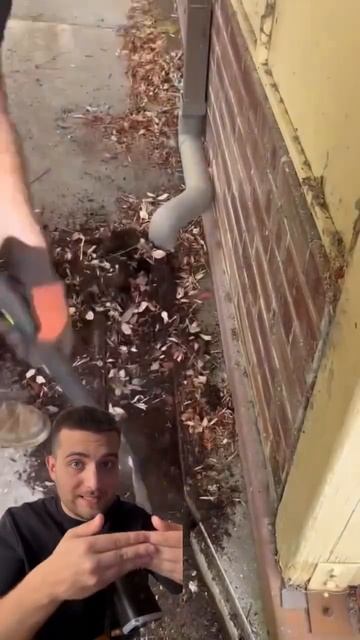 Этот парень чистит дворы бесплатно)  .mp4 смотреть онлайн