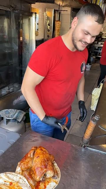 K.В ресторане Maraş Sokakbaşı Paşa подают жареного целого цыплёнка…😎😎 смотреть онлайн