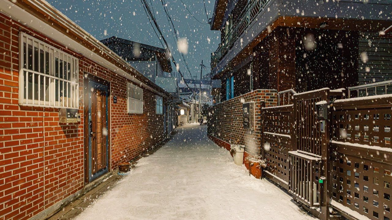 2 HOUR SNOWY NIGHT IN SEOUL 4K ASMR  Bukchon Hanok Village Walking Tour смотреть онлайн