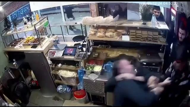 #Россия В Уфе молодой человек избил работника шаурмичной за якобы плохо сделанную шаурму. смотреть онлайн