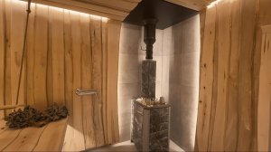 Газовая печь Изистим для бани. Необрезная доска и массив липы, керамогранит на стене за печью