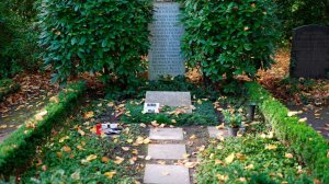 Могилу экс-канцлера Шмидта в Гамбурге изрисовали свастикой