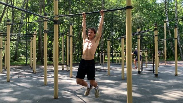 俄罗斯男子在单杠上做引体向上练习，以期成为更优秀的马拉松跑者 || 让我们一起努力吧 :) смотреть онлайн