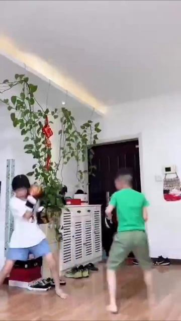 😄А теперь посмотрим на реально жёсткие сапарринги. смотреть онлайн