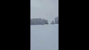 Ловим трактор почистить снег. Замело дорогу.