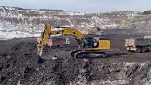 Три экскаватора Caterpillar 352F и Liebherr 964 работают на Крупном горном объекте