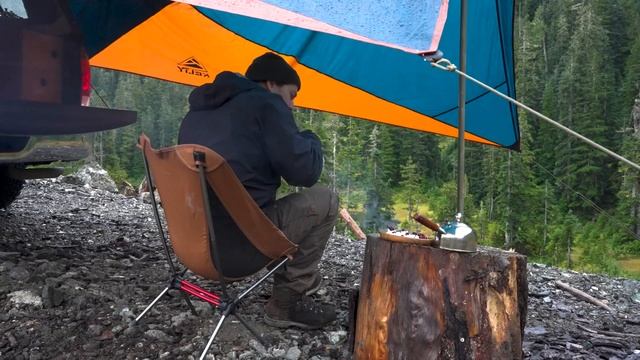 Одиночный кемпинг на грузовике под проливным дождем и туманом. смотреть онлайн
