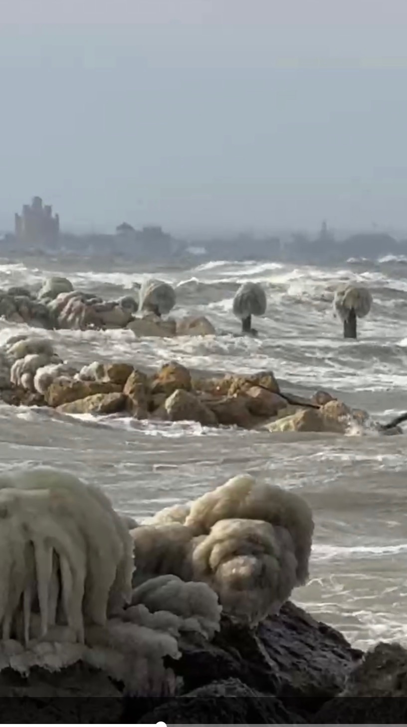 Море постепенно покрывает льдом пляжи. Скоро начнет замерзать смотреть онлайн