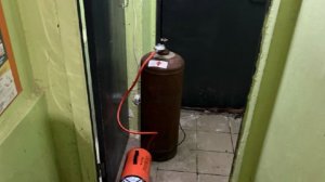 Коммунальщики Чехова устанавливают в подъездах домов тепловые пушки