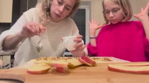 Готовим яблочный штрудель вместе с детьми 🥮 Самый простой рецепт☝️ Болтаем и танцуем)