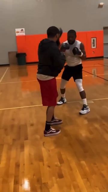 💪 Флойд Мейвезер в деле - свежее видео с его подготовки к бою с Майком Тайсоном смотреть онлайн