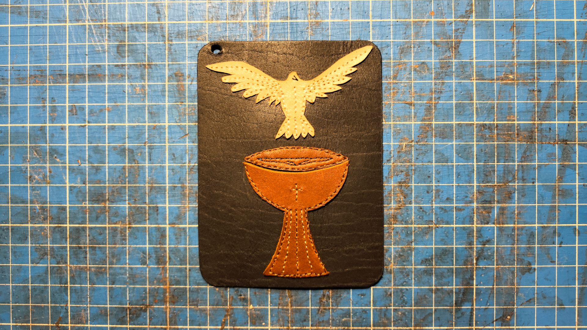 Делаем брелок из натуральной кожи своими руками.Выкройка изделия смотреть онлайн