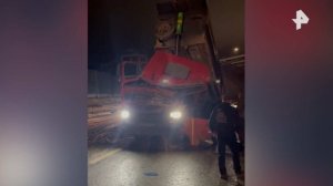 Самосвал снес пешеходный мост над трассой в Ростовской области