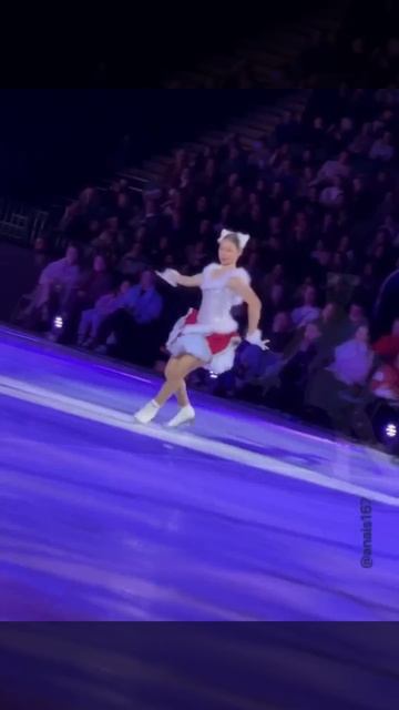 Вероника Жилина в роли кошечки на ледовом шоу Евгения Плющенко смотреть онлайн