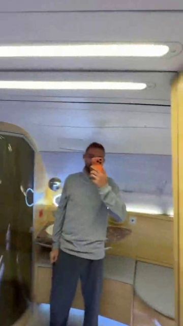 💥Святослав Коваленко показал как он летел в Америку за 1,5 млн. рублей. смотреть онлайн