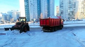 Нижневартовск расчищают после сильных снегопадов