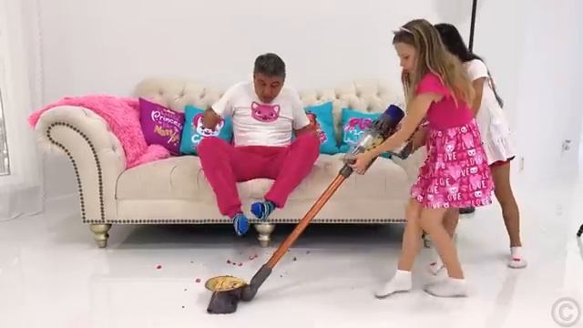 Папа придумал как помочь Насте и Эвелин убраться в комнате смотреть онлайн