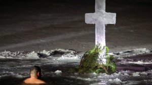 Традиция и проверка себя на прочность: крещенские купания прошли по всей России