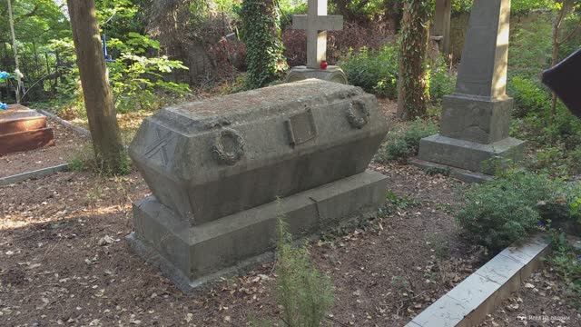 Могила основателя усадьбы «Олеиз» Токмакова на графском кладбище Кореиза, Южный берег Крыма смотреть онлайн