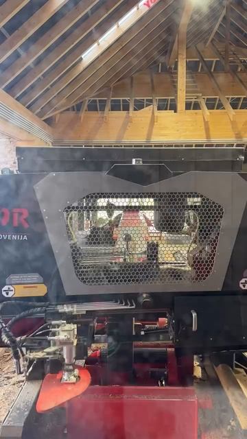 Производство бруса. Бревно распиливается на брусовочных станках смотреть онлайн