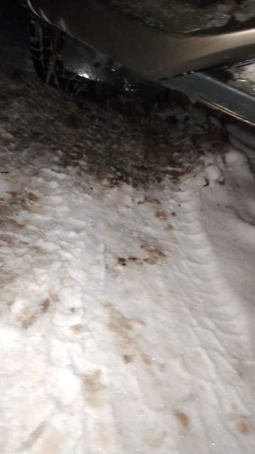 Заглядываем под днище авто не смотря на сильный мороз смотреть онлайн
