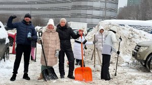 Жители д. №24 ул. Колпакова помогли коммунальным службам