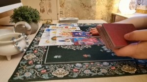 Выйдет ли он  на связь с вами, хочет ли встречи. Онлайн гадание