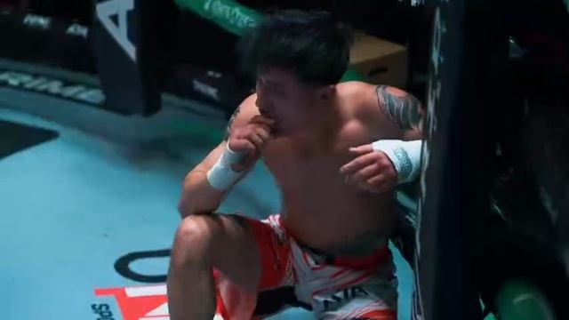 Фара vs Кореец. ДРАКА ФАРЫ И КОРЕЙЦА ВО ВРЕМЯ БОЯ! ЗАПРЕЩЁННЫЙ УДАР смотреть онлайн