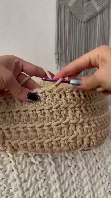 Способ незаметного соединения ряда при вязании столбиками с накидом смотреть онлайн