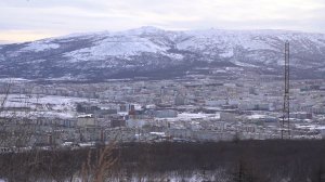 Машину засыпало по крышу: как магаданцы пытаются проехать в метель по закрытым для проезда дорогам