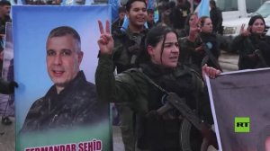 مئات من أهالي القامشلي يتظاهرون تنديدا بتقدم قوات االجيش السوري في مناطق شمال شرق سوريا