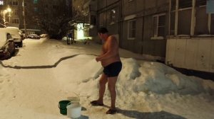 Сыктывкар .Крещение Господне.Обливание холодной водой в Крещенскую ночь.